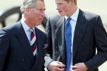 Imagen de archivo del rey Carlos III y su hijo menor, el príncipe Enrique. EFE / GERRY PENNY