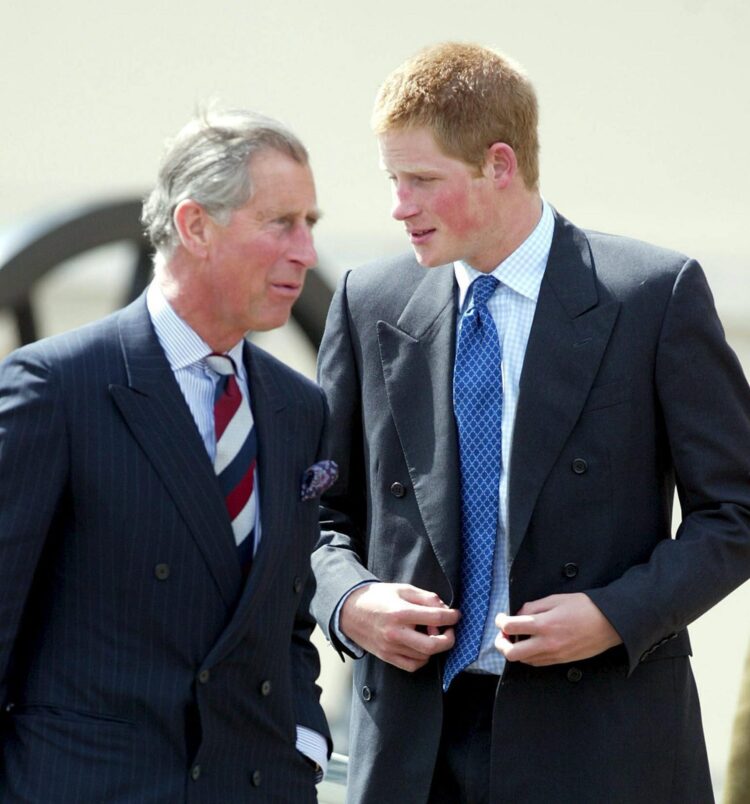 Imagen de archivo del rey Carlos III y su hijo menor, el príncipe Enrique. EFE / GERRY PENNY