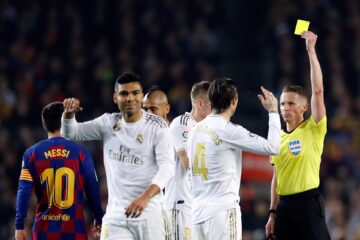 Fotografía de Alberto Estévez en la que se ve al árbitro Alejandro Hernández Hernández dirigiendo un clásico entre el Barcelona y el Real Madrid disputado en diciembre de 2019.