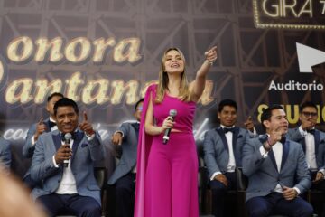 Integrantes de la Sonora Santanera, acompañados de la cantante María Fernanda (c), participan este martes durante una rueda de prensa en Ciudad de México (México). EFE/ Sáshenka Gutiérrez