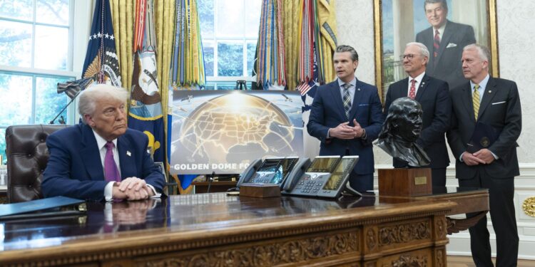 El presidente estadounidense, Donald Trump, anuncia la construcción del sistema de misiles "cúpula dorada" el 20 de mayo de 2025. EFE/EPA/CHRIS KLEPONIS / POOL