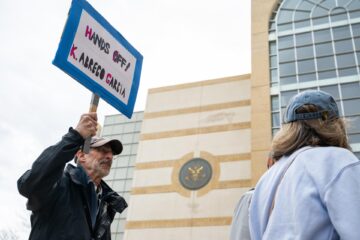 Fotografía del 15 de abril de 2025 que muestra a manifestantes congregados durante una audiencia sobre el caso Ábrego García en el Tribunal de Distrito de los Estados Unidos en Greenbelt, Maryland (EE. UU.). EFE/EPA/ANNABELLE GORDON