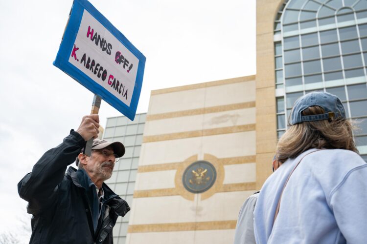 Fotografía del 15 de abril de 2025 que muestra a manifestantes congregados durante una audiencia sobre el caso Ábrego García en el Tribunal de Distrito de los Estados Unidos en Greenbelt, Maryland (EE. UU.). EFE/EPA/ANNABELLE GORDON