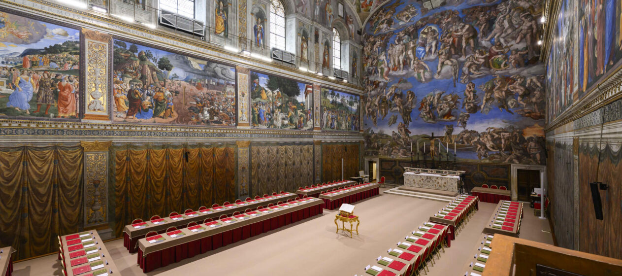 Los 133 cardenales que elegirán al nuevo papa se encerrarán desde mañana en la Capilla Sixtina, ante el fresco de Juicio Final de Miguel Ángel y donde todo está ya preparado. EFE/ Vatican Media