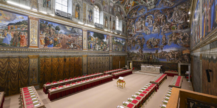 Los 133 cardenales que elegirán al nuevo papa se encerrarán desde mañana en la Capilla Sixtina, ante el fresco de Juicio Final de Miguel Ángel y donde todo está ya preparado. EFE/ Vatican Media