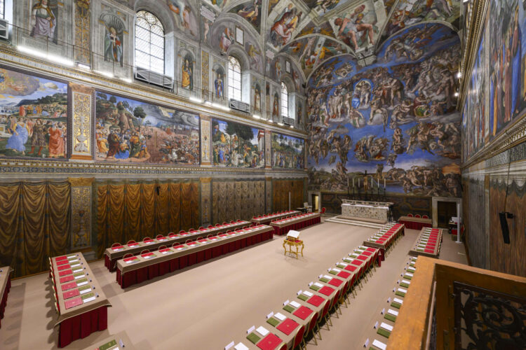 Los 133 cardenales que elegirán al nuevo papa se encerrarán desde mañana en la Capilla Sixtina, ante el fresco de Juicio Final de Miguel Ángel y donde todo está ya preparado. EFE/ Vatican Media