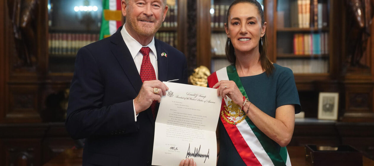 Fotografía cedida por la Presidencia de México de la mandataria mexicana, Claudia Sheinbaum (d), posando junto al nuevo embajador de los Estados Unidos en México, Ronald Johnson, este lunes en el Palacio Nacional en Ciudad de México (México). EFE/ Presidencia de México