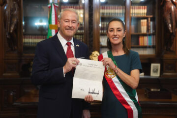 Fotografía cedida por la Presidencia de México de la mandataria mexicana, Claudia Sheinbaum (d), posando junto al nuevo embajador de los Estados Unidos en México, Ronald Johnson, este lunes en el Palacio Nacional en Ciudad de México (México). EFE/ Presidencia de México