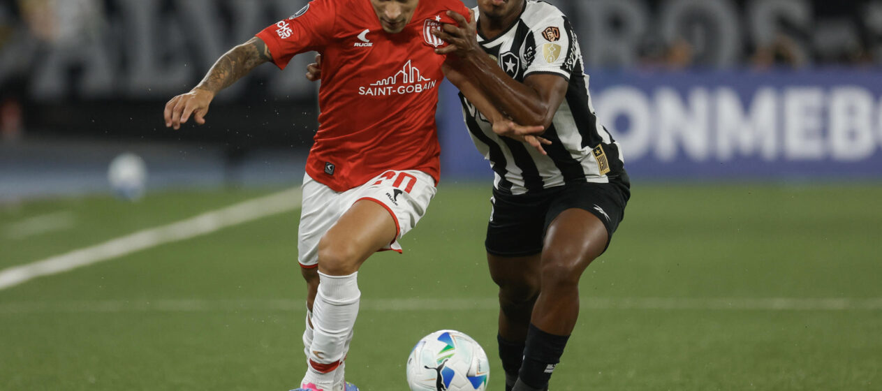 Cuiabano (d) de Botafogo disputa un balón con Eric Meza de Estudiantes de La Plata. EFE/ Antonio Lacerda