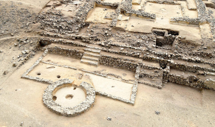 Fotografía cedida por la Zona Arqueológica Caral (ZAC) de un "altar de fuego" de unos 4.000 años de antigüedad descubierto en el sitio arqueológico Era de Pando en Caral (Perú). EFE/ Zona Arqueológica Caral