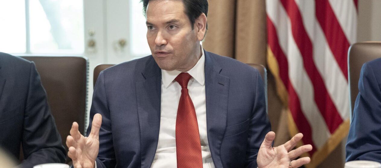 El secretario de Estado de EE.UU., Marco Rubio, durante una reunión del gabinete del presidente Trump, en la Casa Blanca, en Washington DC (EE.UU.). EFE/Ken Cedeno/Pool