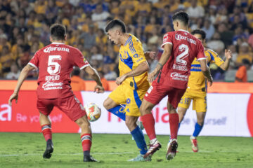 Juan Brunetta (c) de Tigres disputa un balón con Diego Barbosa (d) y Franco Romero de Toluca ayer miércoles, durante el partido de ida de la semifinal del Torneo Clausura 2025 Liga MX entre Tigres y Toluca en el estadio Universitario de la ciudad de Monterrey (México). EFE/ Miguel Sierra