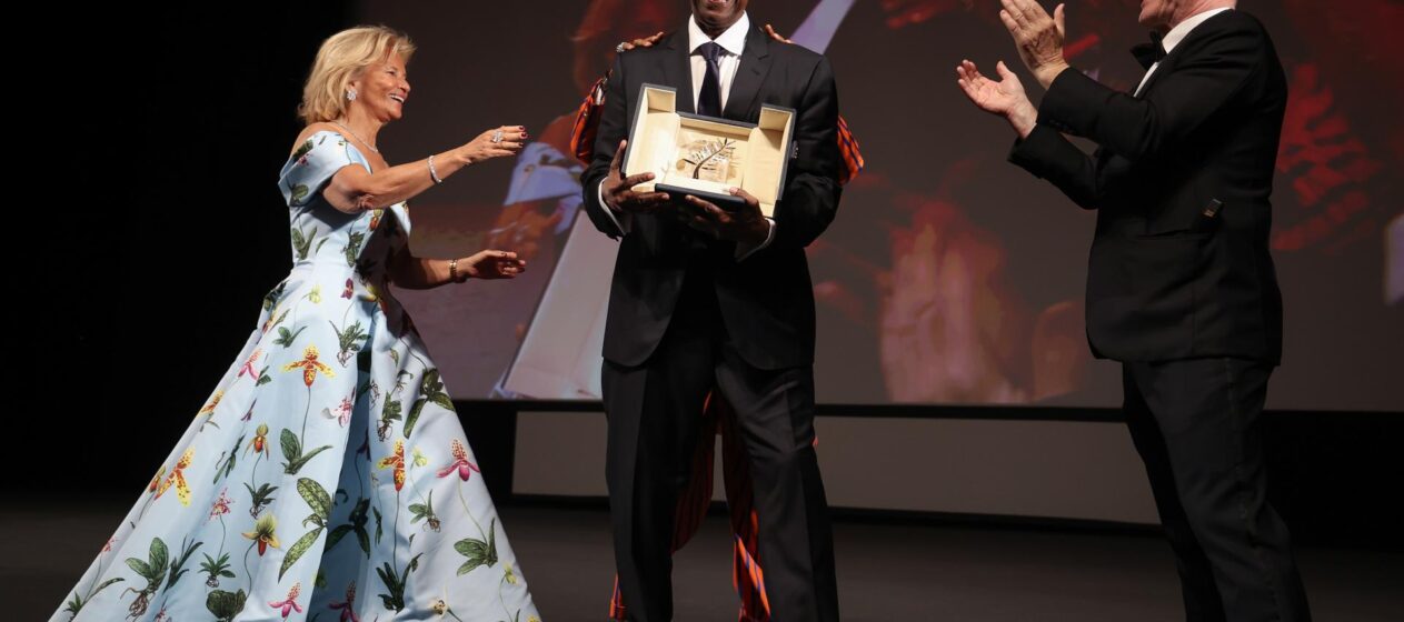 El actor estadounidense Denzel Washington (C) reacciona junto al delegado general del Festival de Cine de Cannes, Thierry Fremaux (D) y la presidenta del Festival de Cine de Cannes, Iris Knobloch, cuando recibe la Palma de Oro Honorífica del director y productor ejecutivo estadounidense Spike Lee (detrás) antes de la proyección de la película "Highest 2 Lowest" durante el 78º Festival anual de Cine de Cannes, en Cannes, Francia, el 19 de mayo de 2025. EFE/SAMEER AL-DOUMY / POOL