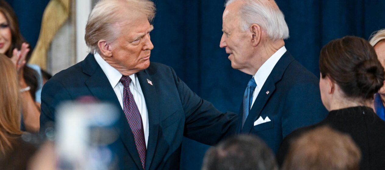 Fotografía del mandatario de Estados Unidos, Donald Trump, junto al expresidente Joe Biden. EFE/Kenny Holston