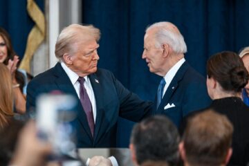 Fotografía del mandatario de Estados Unidos, Donald Trump, junto al expresidente Joe Biden. EFE/Kenny Holston
