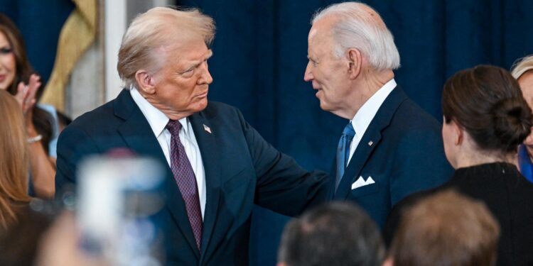 Fotografía del mandatario de Estados Unidos, Donald Trump, junto al expresidente Joe Biden. EFE/Kenny Holston