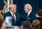 Fotografía del mandatario de Estados Unidos, Donald Trump, junto al expresidente Joe Biden. EFE/Kenny Holston