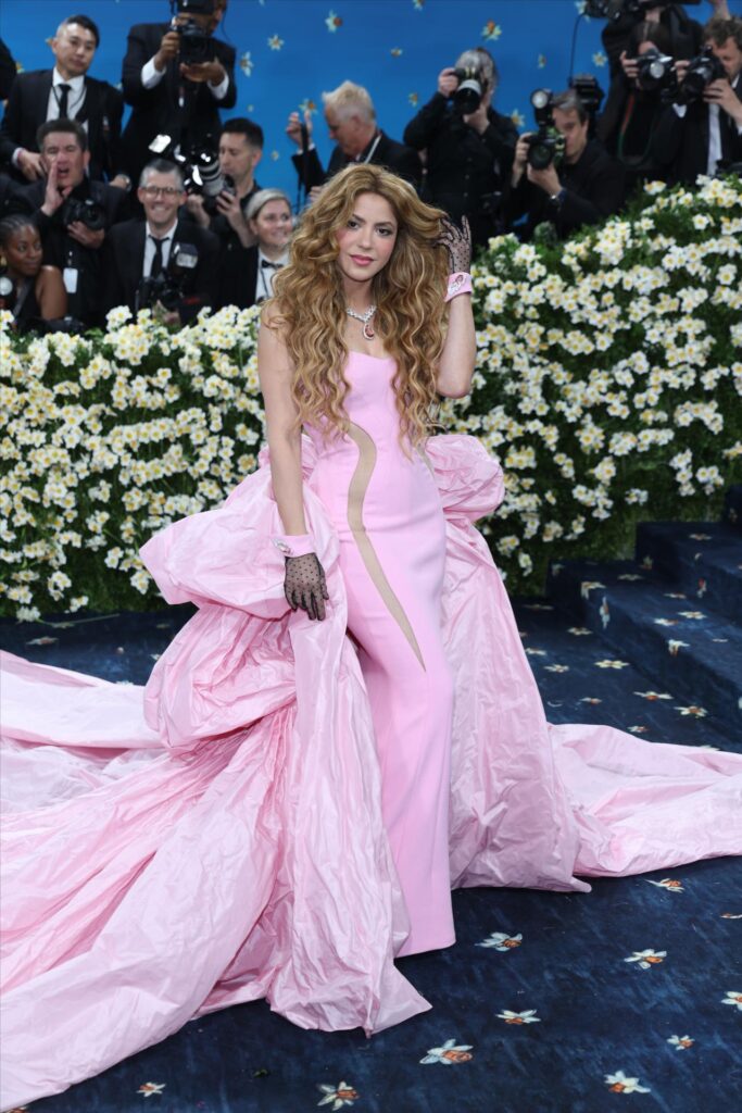 f0a2c4c471332bf5caee2a2d98e11f88e6b0e274w-683x1024 Bad Bunny, Shakira y Zoe Saldaña, entre las estrellas hispanas invitadas a la Met Gala