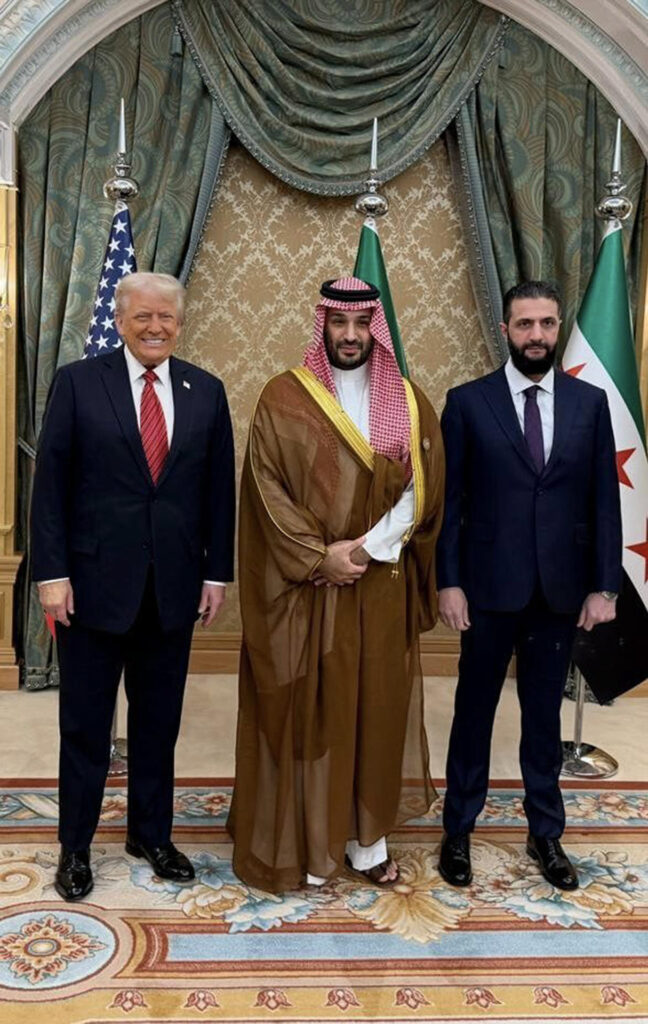 4c7ef8fc5f2f5504403743d8992c82a06d496abew-648x1024 Trump se reúne con el nuevo líder sirio durante más de media hora en Riad