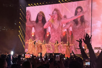 La cantante colombiana Shakira canta durante un concierto de su gira 'Las mujeres ya no lloran world tour' este jueves, en el MetLife Stadium en Nueva Jersey (Estados Unidos). Shakira se transformó en una loba apoteósica en su concierto de Nueva Jersey (EE.UU.), donde recordó su historia de inmigración en el país, envió un mensaje de empoderamiento femenino y acabó bailando entre billetes mientras se gozaba sus éxitos. EFE/ Nora Quintanilla