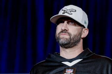 El entrenador Nick Sirianni agranda su leyenda en Philadelphia Eagles, equipo al que llevó el 9 de febrero pasado a la conquista del Super Bowl LIX. EFE/EPA/ERIK S. LESSER