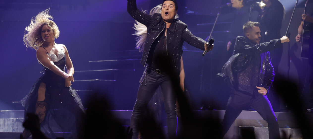 El artista puertoriqueño Chayanne durante el concierto que ha ofrecido este domingo en A Coruña enmarcado en la gira 'Bailemos otra vez'. Tras diez años de ausencia en España, Chayanne vuelve con su gira con 'Bailemos otra vez'. EFE/ Cabalar