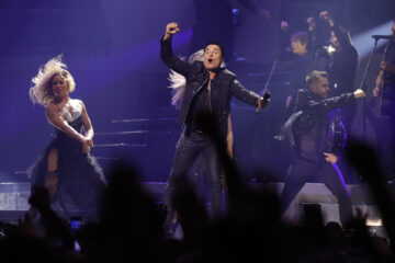 El artista puertoriqueño Chayanne durante el concierto que ha ofrecido este domingo en A Coruña enmarcado en la gira 'Bailemos otra vez'. Tras diez años de ausencia en España, Chayanne vuelve con su gira con 'Bailemos otra vez'. EFE/ Cabalar