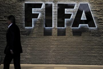 Vista del logo de la FIFA en la sede del organismo en Zúrich, Suiza.. EFE/Steffen Schmidt/Archivo