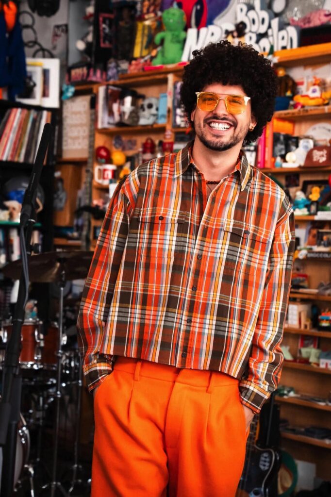 63a970abcd0ef67982a7437b7e20be4e13c323dfw-682x1024 El artista puertorriqueño PJ Sin Suela cumple "un sueño" con su debut en Tiny Desk