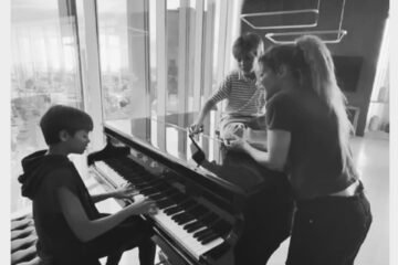 Captura de video tomada de la cuenta oficial en Instagram de la cantante Shakira donde se ve acompañada por sus hijos, que debutaron en la música con la canción 'The One', escrita por Milan, también vocalista del tema, y con Sasha a la batería. EFE/ @shakira