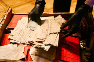 Fotografía cedida por la Corte Suprema de Justicia de un documento relacionado al nazismo. Varias cajas con libretas, postales, fotos y material de propaganda del nazismo que llegaron a Argentina en 1941 como parte de un envío diplomático alemán fueron halladas recientemente en dependencias de la Corte Suprema del país suramericano. EFE/ Corte Suprema de Justicia