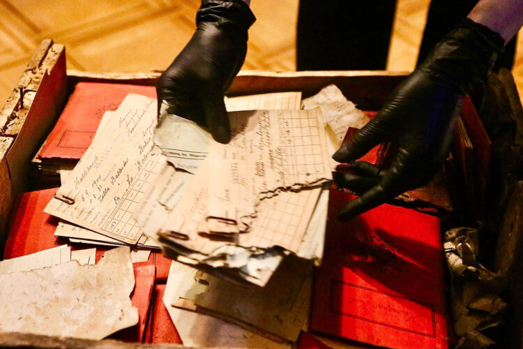 Fotografía cedida por la Corte Suprema de Justicia de un documento relacionado al nazismo. Varias cajas con libretas, postales, fotos y material de propaganda del nazismo que llegaron a Argentina en 1941 como parte de un envío diplomático alemán fueron halladas recientemente en dependencias de la Corte Suprema del país suramericano. EFE/ Corte Suprema de Justicia
