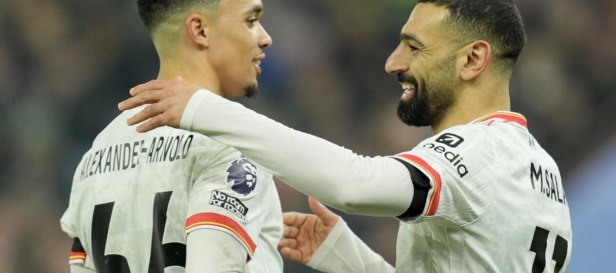 Salah y Alexander Arnold, en una foto de archivo. EFE/EPA/TIM KEETON.