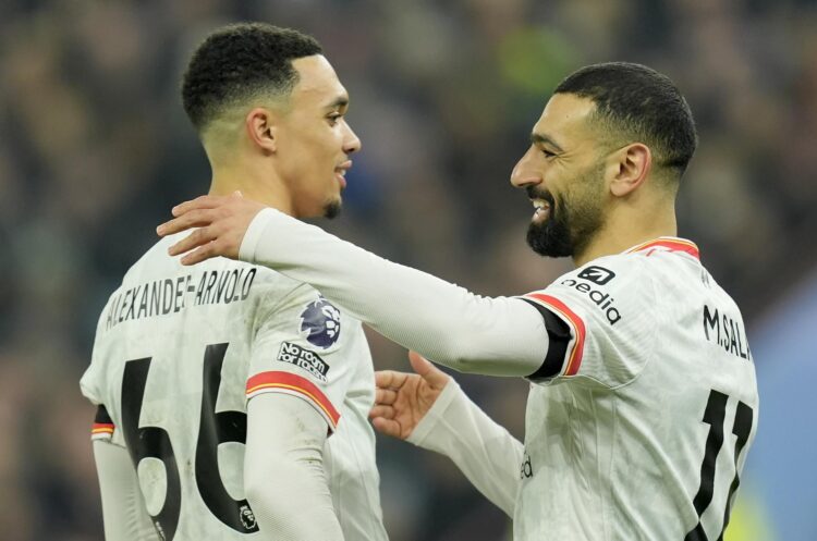 Salah y Alexander Arnold, en una foto de archivo. EFE/EPA/TIM KEETON.