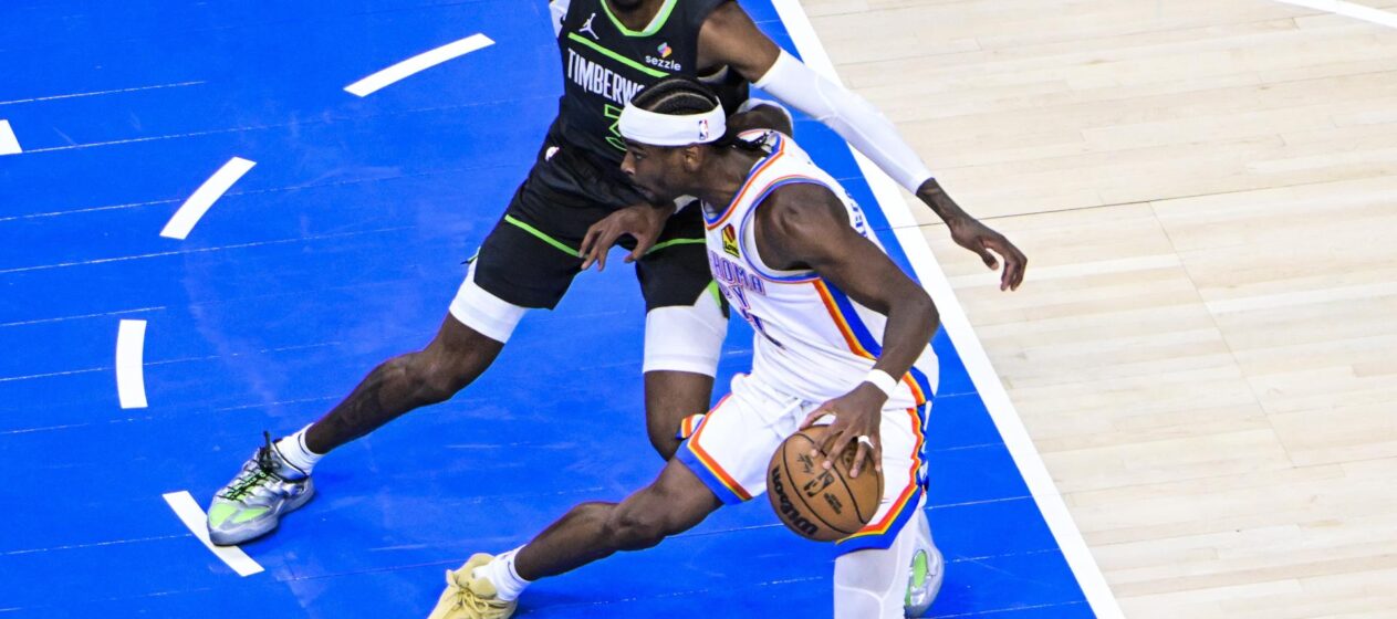 El canadiense Shai Gilgeous-Alexander (d), ganó el premio MVP al Jugador Más Valioso de la temporada regular de la NBA. EFE/EPA/GERALD LEONG