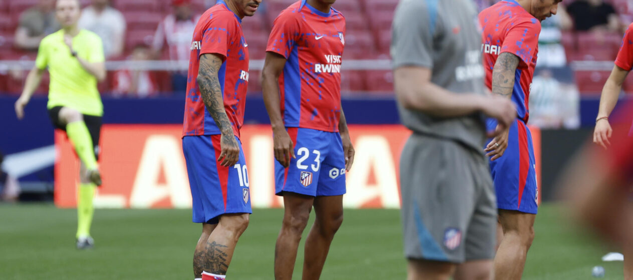 Los jugadores del Atlético de Madrid en el calentamiento previo al partido de LaLiga entre el Atlético de Madrid y el Betis, este domingo en el estadio Metropolitano de Madrid. EFE/ Mariscal