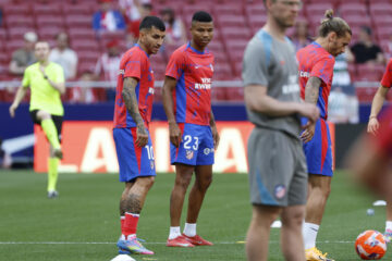 Los jugadores del Atlético de Madrid en el calentamiento previo al partido de LaLiga entre el Atlético de Madrid y el Betis, este domingo en el estadio Metropolitano de Madrid. EFE/ Mariscal