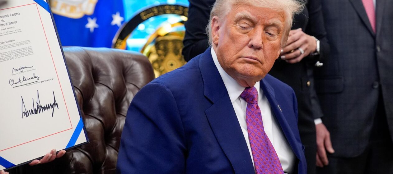 El presidente estadounidense, Donald Trump, en el Despacho Oval de la Casa Blanca, en una fotografía de archivo. EFE/Yuri Gripas