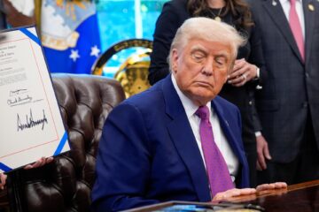 El presidente estadounidense, Donald Trump, en el Despacho Oval de la Casa Blanca, en una fotografía de archivo. EFE/Yuri Gripas
