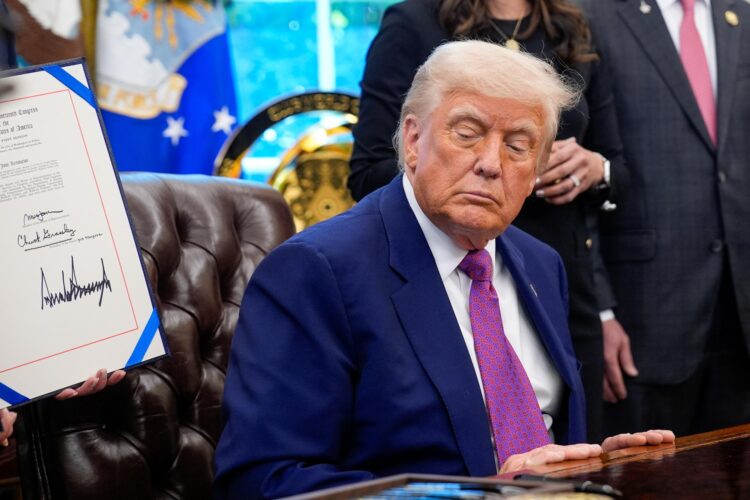 El presidente estadounidense, Donald Trump, en el Despacho Oval de la Casa Blanca, en una fotografía de archivo. EFE/Yuri Gripas