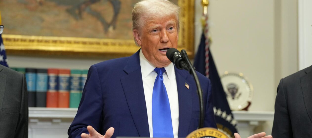 Fotografía de archivo del presidente de EE.UU., Donald J. Trump (C). EFE/EPA/CHRIS KLEPONIS / POOL