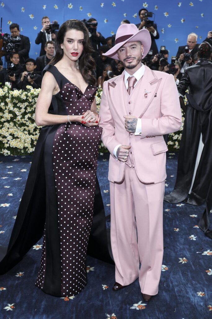 f0a2c4c471332bf5caee2a2d98e11f88e6b0e274w-683x1024 Bad Bunny, Shakira y Zoe Saldaña, entre las estrellas hispanas invitadas a la Met Gala