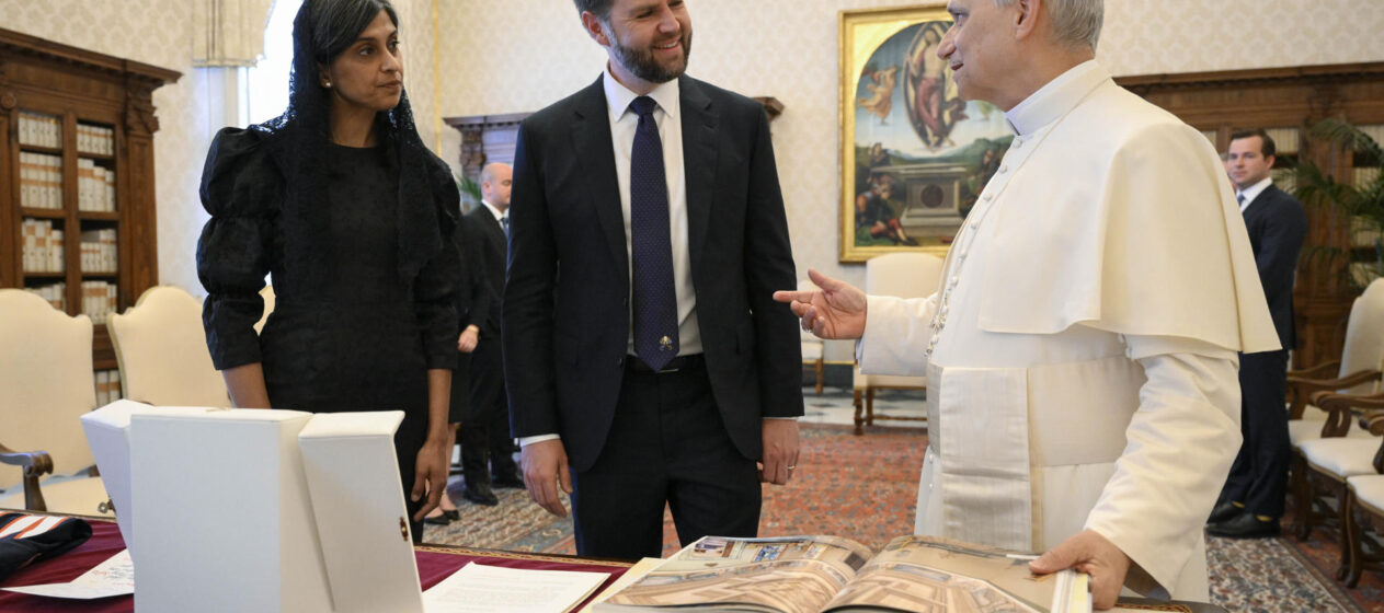El papa León XIV, durante la reunión que mantuvo con el vicepresidente de Estados Unidos, JD Vance, y su esposa, Usha, este lunes en El Vaticano. EFE/ Simone Risoluti / Dicasterio para la Comunicación del Vaticano