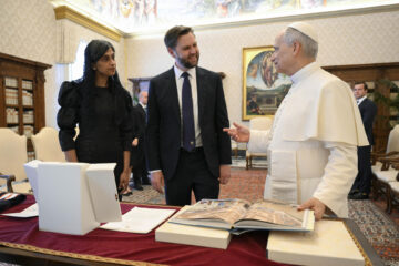 El papa León XIV, durante la reunión que mantuvo con el vicepresidente de Estados Unidos, JD Vance, y su esposa, Usha, este lunes en El Vaticano. EFE/ Simone Risoluti / Dicasterio para la Comunicación del Vaticano