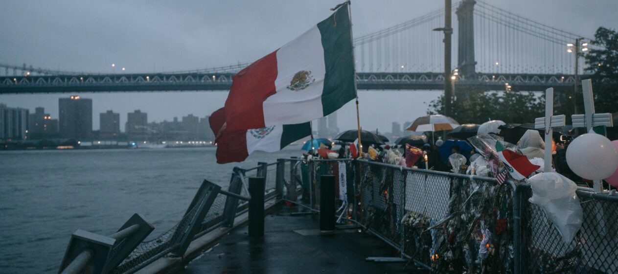Banderas de México ondean al viento durante una vigilia en memoria de dos jóvenes cadetes de la Armada que fallecieron cuando el buque Cuauhtémoc de la Armada de México impactó el Puente de Brooklyn el 17 de mayo en Nueva York, EE. UU., el 21 de mayo de 2025. EFE/EPA/OLGA FEDOROVA