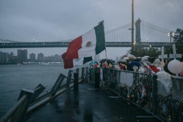 Banderas de México ondean al viento durante una vigilia en memoria de dos jóvenes cadetes de la Armada que fallecieron cuando el buque Cuauhtémoc de la Armada de México impactó el Puente de Brooklyn el 17 de mayo en Nueva York, EE. UU., el 21 de mayo de 2025. EFE/EPA/OLGA FEDOROVA