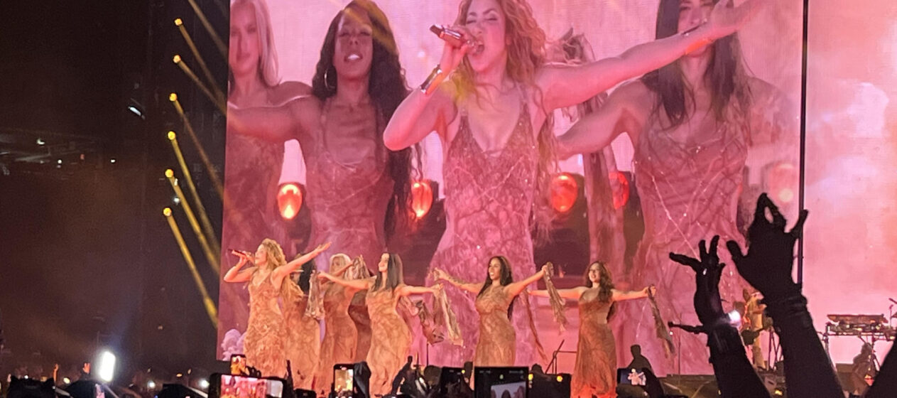 La cantante colombiana Shakira canta durante un concierto de su gira 'Las mujeres ya no lloran world tour' este jueves, en el MetLife Stadium en Nueva Jersey (Estados Unidos). EFE/ Nora Quintanilla