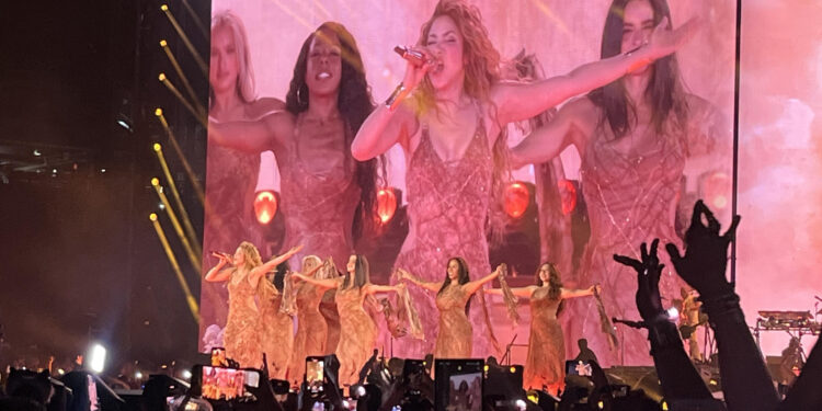 La cantante colombiana Shakira canta durante un concierto de su gira 'Las mujeres ya no lloran world tour' este jueves, en el MetLife Stadium en Nueva Jersey (Estados Unidos). EFE/ Nora Quintanilla