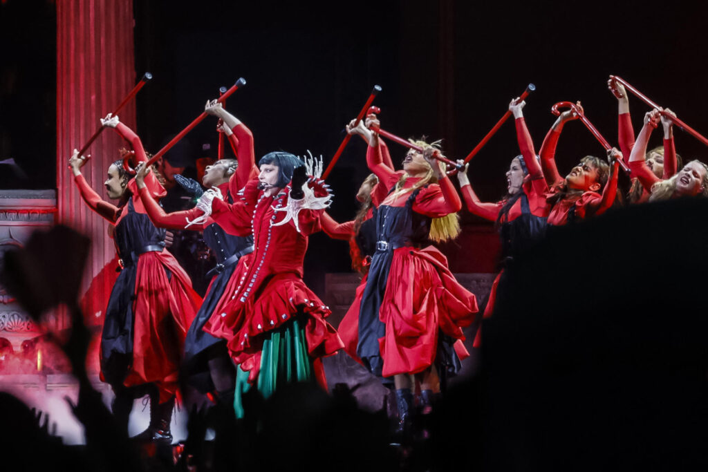 b8e6d249d23513e7a60a47849c3ade0ca28af3dcw-1024x683 Lady Gaga enloquece a 2,1 millones de fanáticos con su 'ópera gótica' en Copacabana