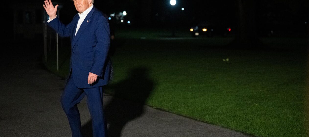 El presidente estadounidense, Donald Trump, llega al jardín sur de la Casa Blanca en Washington, DC, EE. UU., después de su periplo por Oriente Medio. EFE/EPA/ANNABELLE GORDON / POOL
